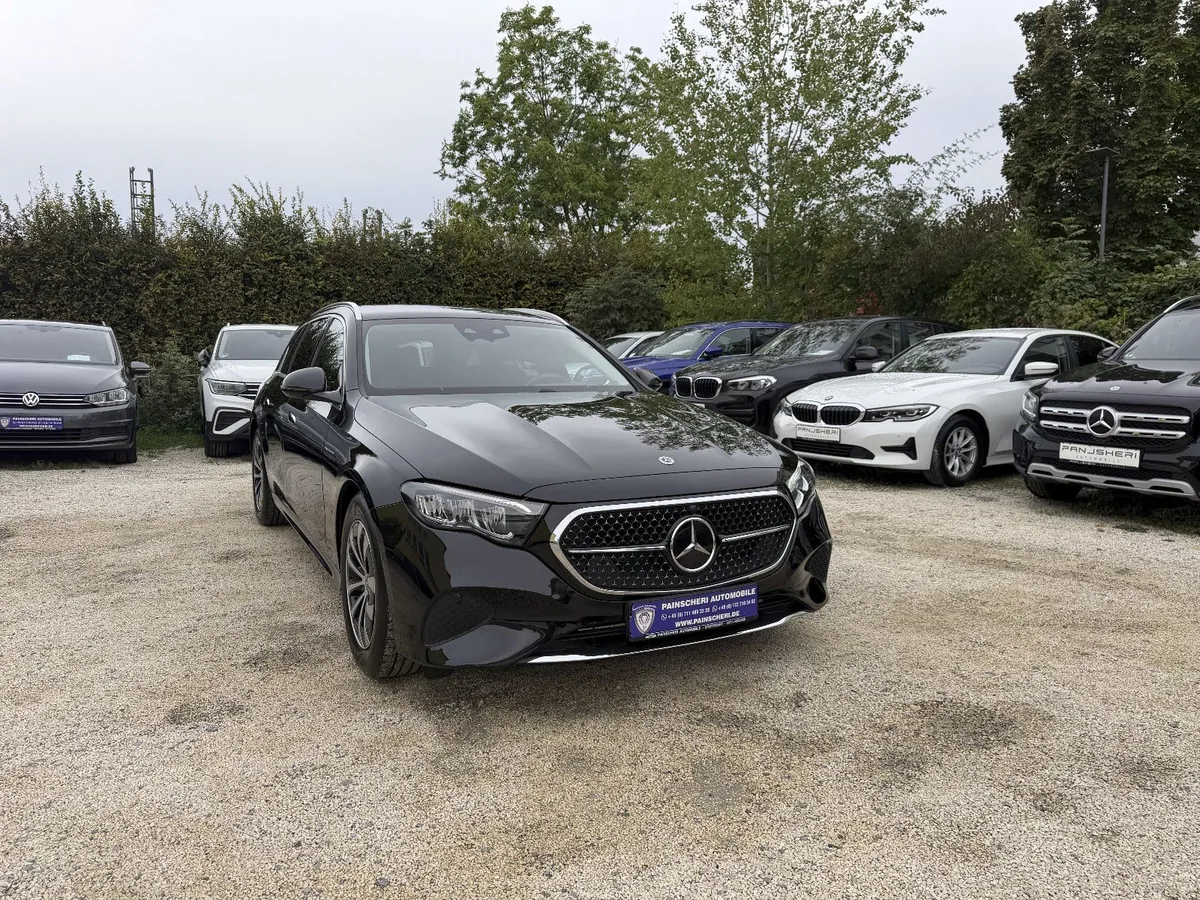 Mercedes-Benz E 220 d T Avantgarde auf dem Hof